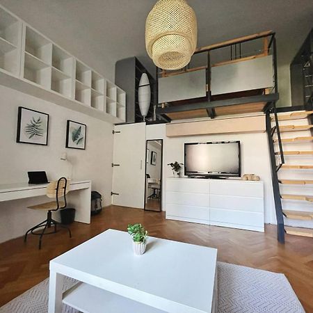 Netradicny Apartman V Centre Братислава Экстерьер фото