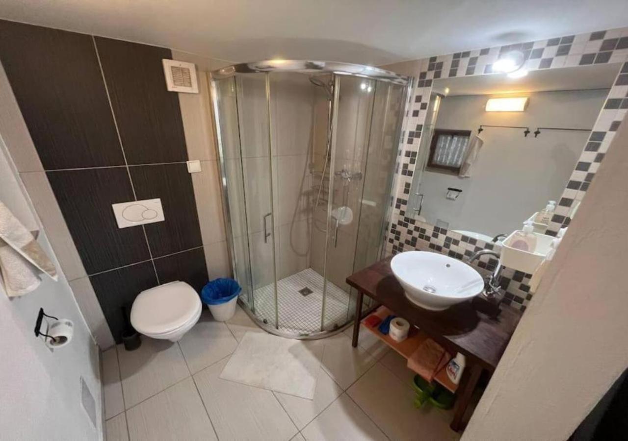Netradicny Apartman V Centre Братислава Экстерьер фото