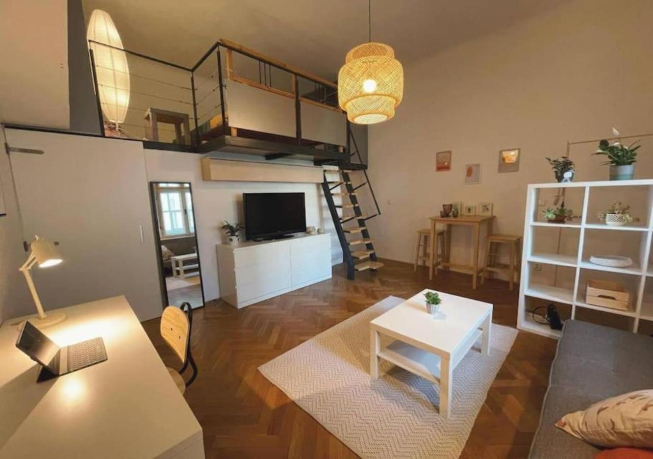 Netradicny Apartman V Centre Братислава Экстерьер фото